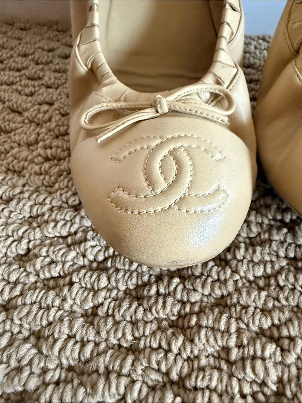 CHANEL Cream Leather CC Logo Ballet Flats